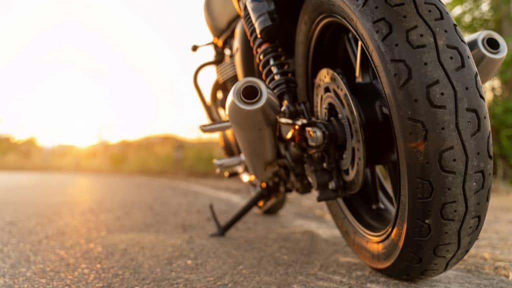 Sistema de frenos de moto sobrecalentado mostrando el riesgo de fading por pérdida de eficacia en frenadas prolongadas.